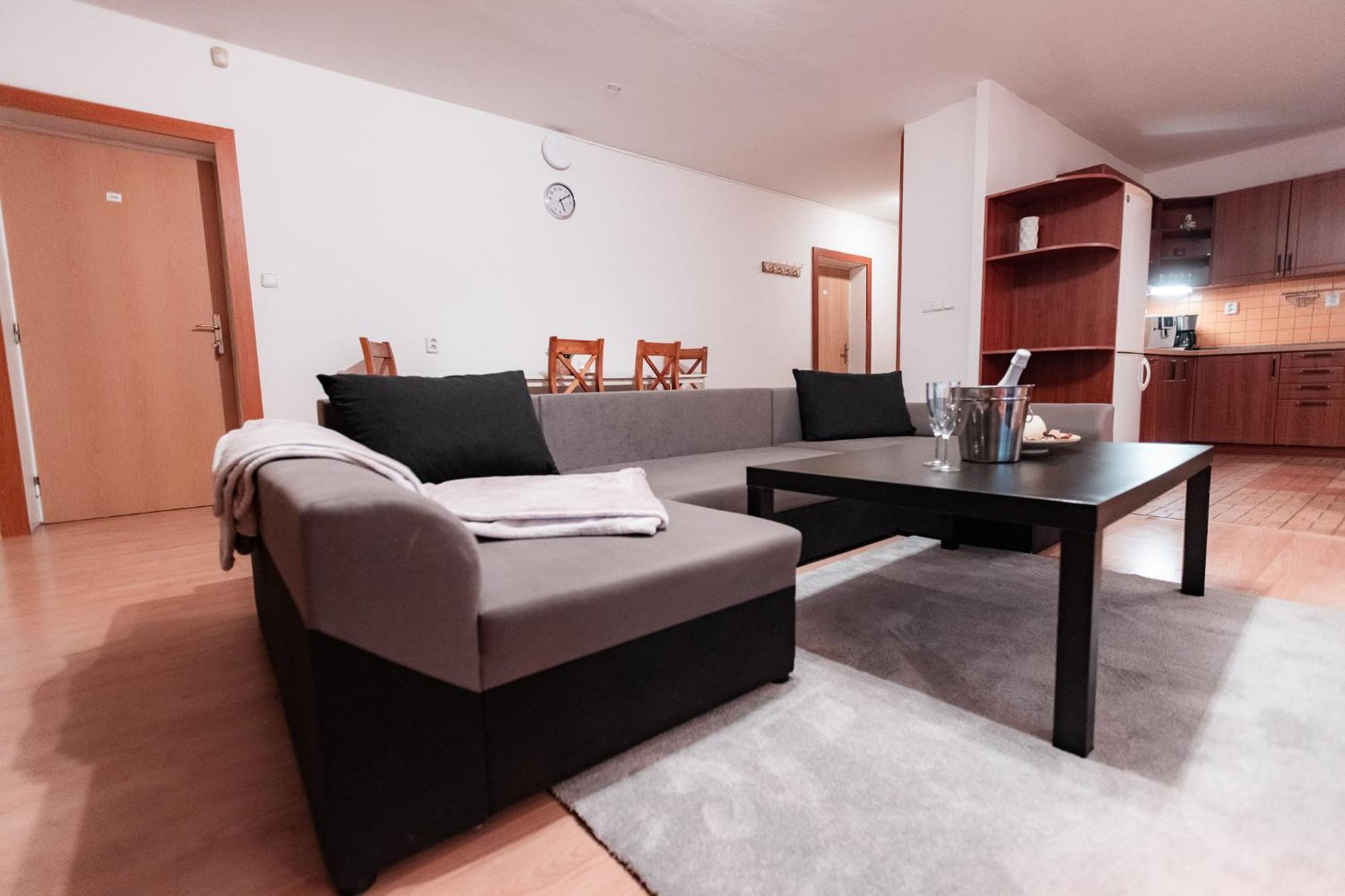 Hotel Rozkos Česká Skalice エクステリア 写真