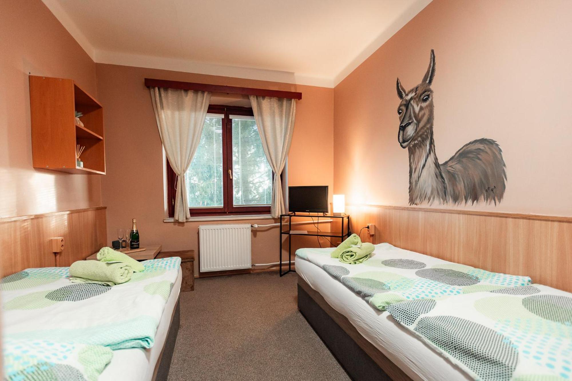 Hotel Rozkos Česká Skalice エクステリア 写真